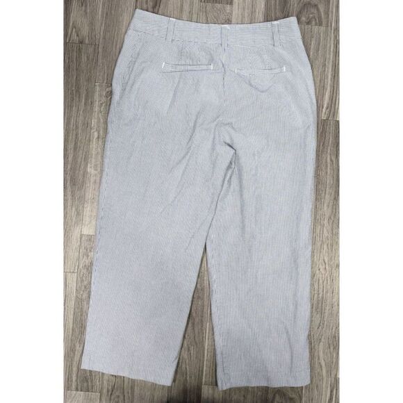 (3/$35) 212 Collection Size 2 Blue White Striped Seersucker Natural Fit Capris - Picture 2 of 12